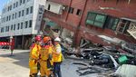 Momen Evakuasi Korban Gempa Taiwan dari Bangunan Nyaris Roboh