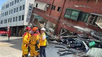 Petugas pemadam kebakaran bekerja di lokasi runtuhnya bangunan akibat gempa bumi, di Hualien, Taiwan, Rabu (3/4/2024).