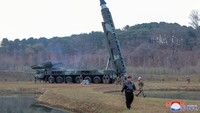 Peluncuran uji coba rudal balistik hipersonik ini diawasi langsung Pemimpin Korea Utara, Kim Jong Un.