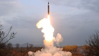 Korea Utara (Korut) terdeteksi menembakkan rudal balistik jangkauan menengah dari wilayahnya pada Selasa (2/4) waktu setempat. Rudal Pyongyang itu dilaporkan terjatuh ke lautan, tepatnya di lepas pantai timur negara terisolasi tersebut.