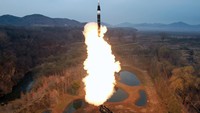 Seperti dilansir Reuters, Selasa (2/4/2024), aktivitas peluncuran Korut itu terdeteksi oleh militer Korea Selatan (Korsel), dengan Kepala Staf Gabungan mereka melaporkan apa yang diduga sebagai rudal balistik jangkauan menengah diluncurkan dari area Pyongyang pada Selasa (2/4) pagi, pukul 06.53 waktu setempat.