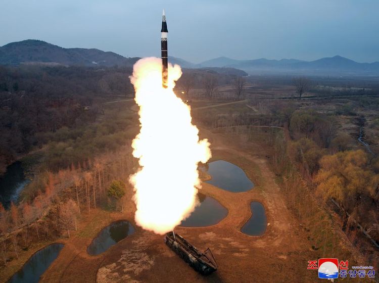 Momen Korut Tembakkan Rudal Balistik Hipersonik ke Lepas Pantai Timur
