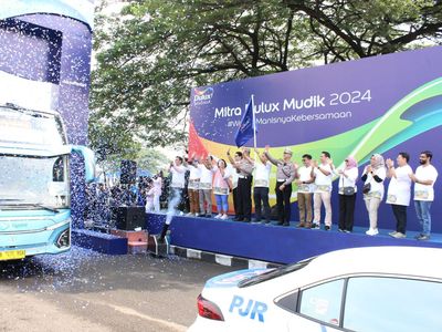 Momen Pelepasan Mudik Ratusan Tenaga Pengecatan dan Kontraktor