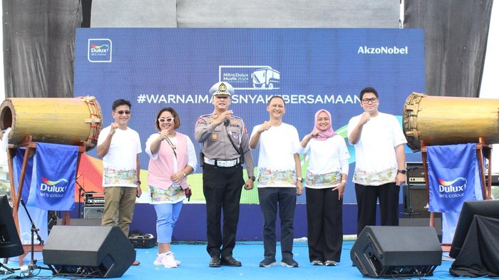 Momen Pelepasan Mudik Ratusan Tenaga Pengecatan dan Kontraktor AKP Danoue, Wakasat Lantas Polres Metro Jakarta Timur; Yudhy Aryanto, Country Commercial Head, PT ICI Paints Indonesia (AkzoNobel Decorative Paints Indonesia); Niluh Putu Ayu Setiawati, Head of Marketing, PT ICI Paints Indonesia (AkzoNobel Decorative Paints Indonesia); beserta jajaran eksekutif PT ICI Paints Indonesia (AkzoNobel Decorative Paints Indonesia) dalam acara Mitra Dulux Mudik 2024 di Lapangan Museum Purna Bhakti Pertiwi, TMII.