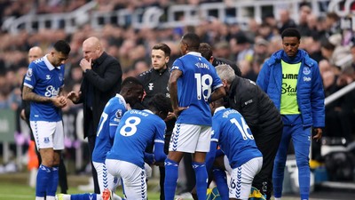 Momen Pemain Everton Buka Puasa di Tengah Laga