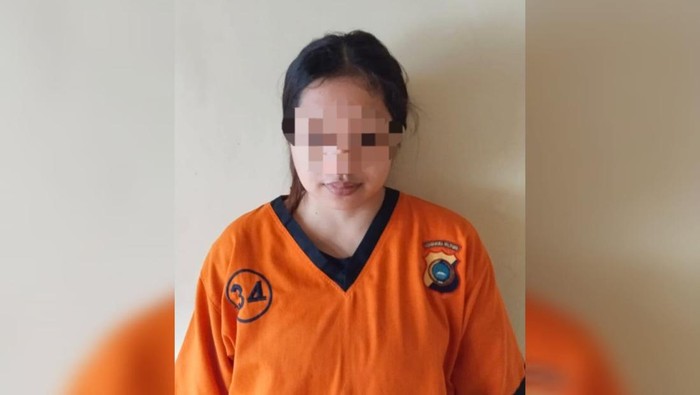Muncikari TA setelah memakai baju tahanan.