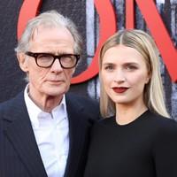 Begini potretnya dengan aktor legendaris Bill Nighy yang juga bermain dalam The First Omen. Foto: Instagram @nelltigerfree