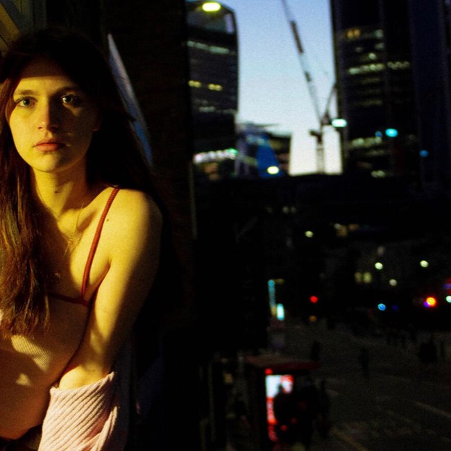 Dalam film, Nell beradegan menyeramkan yang mendapat pujian bahkan dari para kru yang ikut ketakutan. Ia sendiri mengaku tidak sulit melakukannya karena hanya butuh dua kali take.Ada sesuatu yang memuaskan ketika mengeluarkan bagian dari dirimu itu, secara sosial, kamu harus menyembunyikannya. Itu adalah kemarahan animalistik yang aku masuk dan keluarkan, ujarnya kepada The Hollywood Reporter.Foto: Instagram @nelltigerfree