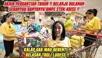 Saat akhir tahun, Nikita juga berbelanja bulanan dengan isian penuh sampai beberapa troli. Karena momennya pergantian tahun, terlihat Nikita memborong jagung manis untuk dibakar. Foto: YouTube Crazy Nikmir Official