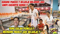 Nikita ditemani oleh anak bungsunya berbelanja ke supermarket. Ia membeli banyak keperluan dapur, mulai dari aneka frozen food hingga camilan sang anak. Foto: YouTube Crazy Nikmir Official