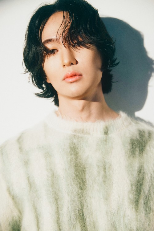 Foto profil terbaru Onew SHINee dirilis manajemen GRIFFIN Entertainment.