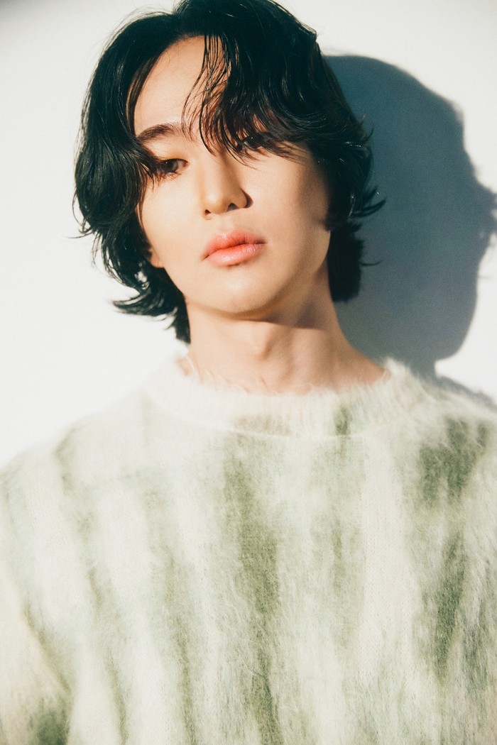 Foto profil terbaru Onew SHINee dirilis manajemen GRIFFIN Entertainment.