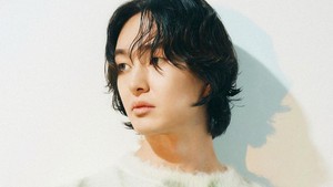 Onew tampil fresh dengan gaya rambut agak panjang dibelah tengah. Dia mengenakan sweater bulu bernuansa mint. (Foto: dok. GRIFFIN Entertainment)