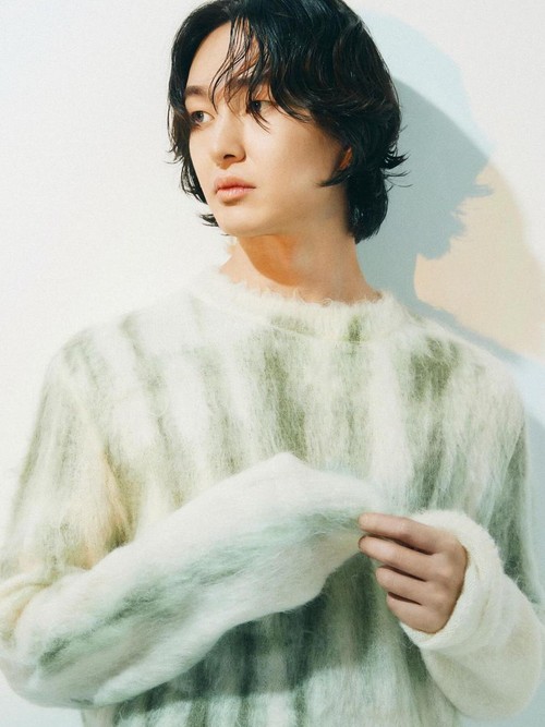 Foto profil terbaru Onew SHINee dirilis manajemen GRIFFIN Entertainment.