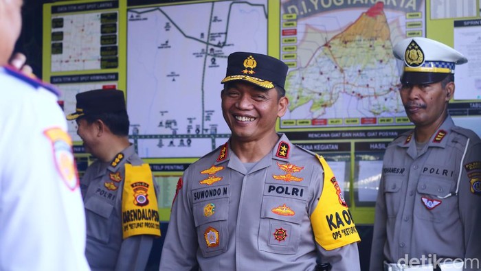 Kapolda DIY Irjen Suwondo Nainggolan saat mengecek Pos Pam di Ambarrukmo Plaza, Sleman, Rabu (3/4/2024).
