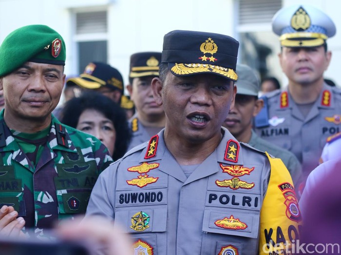 Kapolda DIY Irjen Suwondo Nainggolan saat mengecek Pos Pam di Ambarrukmo Plaza, Sleman, Rabu (3/4/2024).