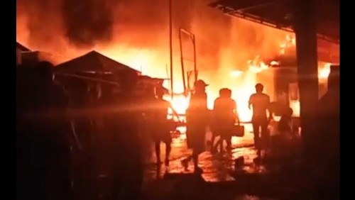 Pasar Rompo di Kecamatan Langgudu, Kabupaten Bima, Nusa Tenggara Barat (NTB), terbakar pada Selasa (2/4/2024) malam. (Foto: Istimewa/tangkapan layar)