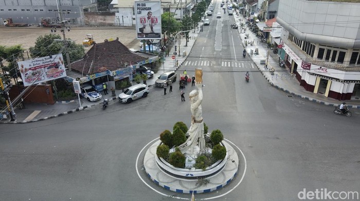 Patung Warok Suromenggolo di Bumi Reyog Ponorogo.