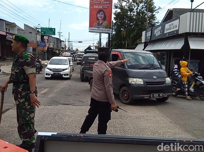 Pelaksanaan one way di simpang Ketanggungan Brebes, Rabu (3/4/2024).