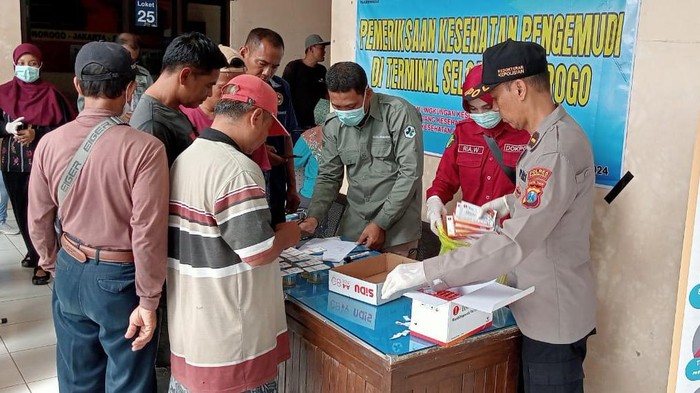 Pemeriksaan kesehatan kepada kru bus di Terminal Seloaji Ponorogo