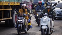 Sebagian dari mereka membawa barang yang diikatkan di jok motor.  