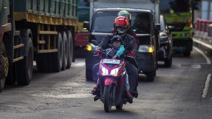 Pemudik melintas di jalur Pantura Lohbener, Indramayu, Indramayu, Jawa Barat, Rabu (3/4/2024). Memasuki H-7 Lebaran, sejumlah pemudik yang menggunakan kendaraan roda dua mulai melintas di jalur pantura dan memilih mudik lebih awal untuk menghindari kepadatan lalu lintas.  ANTARA FOTO/Dedhez Anggara/wpa.