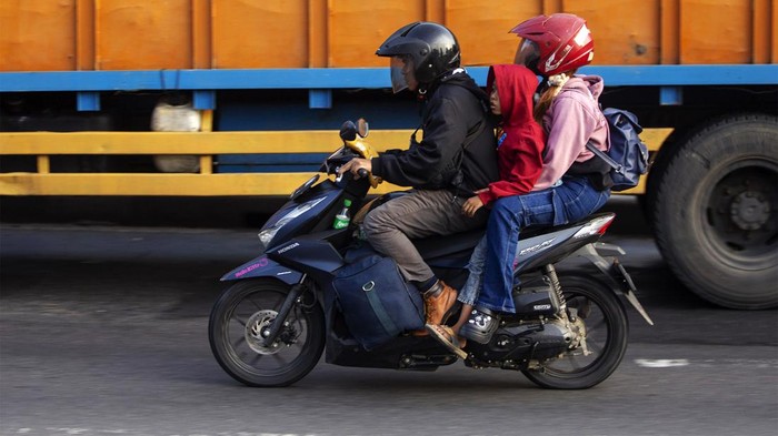 Pemudik melintas di jalur Pantura Lohbener, Indramayu, Indramayu, Jawa Barat, Rabu (3/4/2024). Memasuki H-7 Lebaran, sejumlah pemudik yang menggunakan kendaraan roda dua mulai melintas di jalur pantura dan memilih mudik lebih awal untuk menghindari kepadatan lalu lintas.  ANTARA FOTO/Dedhez Anggara/wpa.