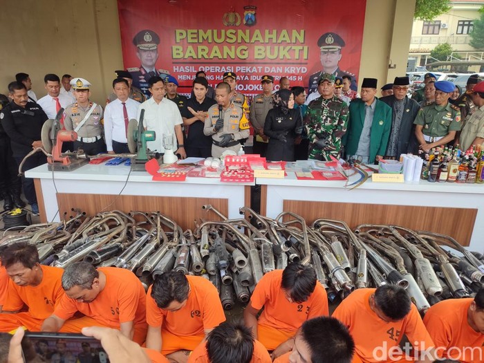 Pemusnahan barang bukti hasil operasi Pekat 2024 di Polres Mojokerto