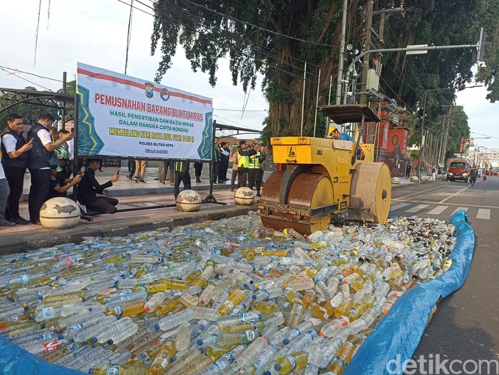 Pemusnahan barang bukti miras di Polres Blitar Kota