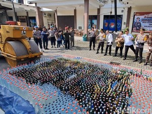 4.500 Botol Miras Sitaan Timsus Saber Miras Polres Jombang Dimusnahkan