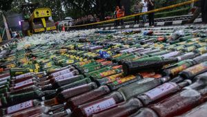 Petugas Musnahkan 25 Ribu Botol Miras di Cibinong Bogor
