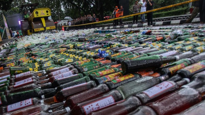 Pemusnahan miras jelang lebaran di Kabupaten Bogor Petugas memusnahkan puluhan ribu botol minuman keras (miras) menggunakan alat berat di Cibinong, Kabupaten Bogor, Jawa Barat, Rabu (3/4/2024). Barang bukti yang dimusnahkan yakni miras berbagai jenis sebanyak 25.000 botol hasil operasi ketupat lodaya selama Ramadhan 2024. ANTARA FOTO/Yulius Satria Wijay/wpa.