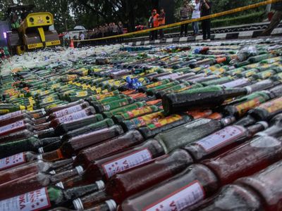Petugas Musnahkan 25 Ribu Botol Miras di Cibinong Bogor