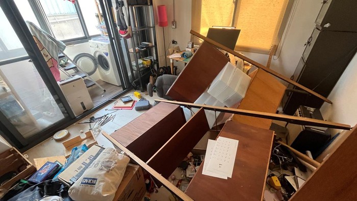 Penampakan Apartemen di Taiwan Hancur Imbas Gempa M 7,5 A view of a damaged apartment following an earthquake offshore, in New Taipei City, Taiwan April 3, 2024. REUTERS/Fabian Hamacher