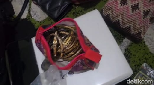 Penampakan perhiasan emas Rp 200 juta yang dicuri maling di Bekasi.