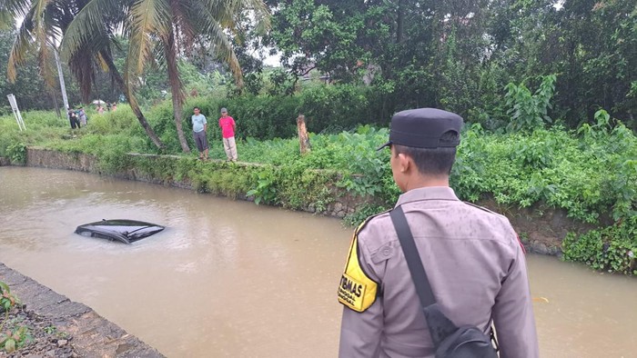 Penanganan evakuasi mobil yang tercebur ke sungai di Klapanunggal, Kabupaten Bogor, Jawa Barat, masih dilakukan. Mobil hingga malam ini masih berada di sungai. (dok. Damkar Kabupaten Bogor)