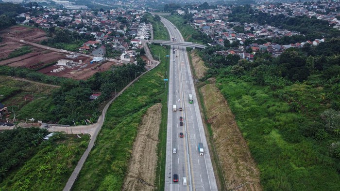Foto udara kendaraan roda empat melintas di Jalan Tol Trans Jawa Semarang-Batang via Gerbang Tol (GT) Kalikangkung, Semarang, Jawa Tengah, Rabu (3/4/2024). PT Jasa Marga (Persero) menerapkan diskon tarif tol sebesar 20 persen untuk Jalan Tol Trans Jalan dari Jakarta menuju Semarang dan sebaliknya pada periode arus mudik dan balik Hari Raya Lebaran Idul Fitri 2024, diskon itu berlaku arus mudik tanggal 3-5 April 2024 dari GT Cikampek Utama Jalan Tol Jakarta-Cikampek menuju GT Kalikangkung Batang-Semarang dan arus balik tanggal 17-19 April 2024 dari GT Kalikangkung Jalan Tol Batang-Semarang menuju GT Cikampek Utama Jalan Tol Jakarta-Cikampek. ANTARA FOTO/Makna Zaezar/Spt.