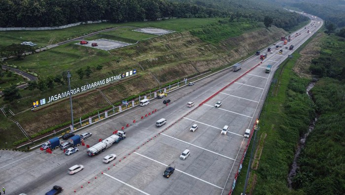 Foto udara kendaraan roda empat melintas di Jalan Tol Trans Jawa Semarang-Batang via Gerbang Tol (GT) Kalikangkung, Semarang, Jawa Tengah, Rabu (3/4/2024). PT Jasa Marga (Persero) menerapkan diskon tarif tol sebesar 20 persen untuk Jalan Tol Trans Jalan dari Jakarta menuju Semarang dan sebaliknya pada periode arus mudik dan balik Hari Raya Lebaran Idul Fitri 2024, diskon itu berlaku arus mudik tanggal 3-5 April 2024 dari GT Cikampek Utama Jalan Tol Jakarta-Cikampek menuju GT Kalikangkung Batang-Semarang dan arus balik tanggal 17-19 April 2024 dari GT Kalikangkung Jalan Tol Batang-Semarang menuju GT Cikampek Utama Jalan Tol Jakarta-Cikampek. ANTARA FOTO/Makna Zaezar/Spt.