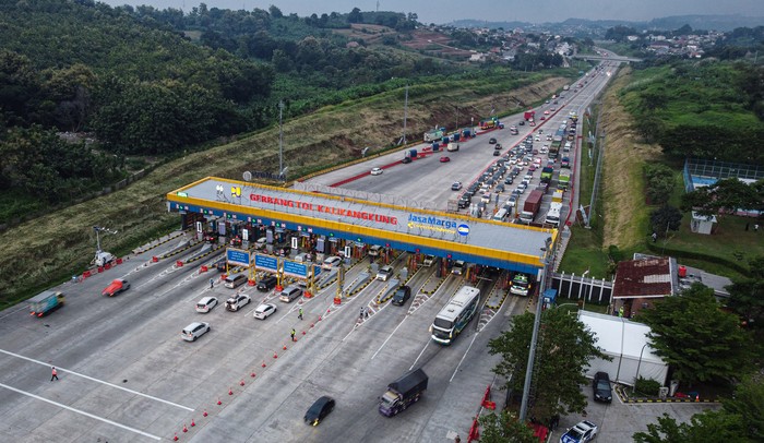 Foto udara kendaraan roda empat melintas di Jalan Tol Trans Jawa Semarang-Batang via Gerbang Tol (GT) Kalikangkung, Semarang, Jawa Tengah, Rabu (3/4/2024). PT Jasa Marga (Persero) menerapkan diskon tarif tol sebesar 20 persen untuk Jalan Tol Trans Jalan dari Jakarta menuju Semarang dan sebaliknya pada periode arus mudik dan balik Hari Raya Lebaran Idul Fitri 2024, diskon itu berlaku arus mudik tanggal 3-5 April 2024 dari GT Cikampek Utama Jalan Tol Jakarta-Cikampek menuju GT Kalikangkung Batang-Semarang dan arus balik tanggal 17-19 April 2024 dari GT Kalikangkung Jalan Tol Batang-Semarang menuju GT Cikampek Utama Jalan Tol Jakarta-Cikampek. ANTARA FOTO/Makna Zaezar/Spt.