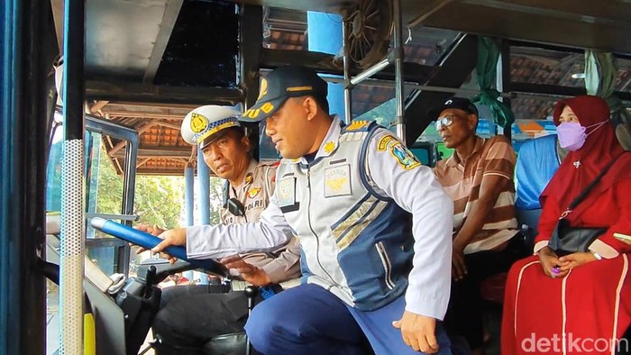 pengecekan bus dan sopir di Terminal Blandongan Kota Pasuruan