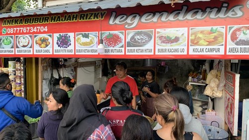 Pengunjung mengantre di Aneka Bubur Hajah Rizky Legendaris, Pemogan, Denpasar, Selasa (2/4/2024). Pemilik kios tersebut meraup cuan saat bulan puasa.