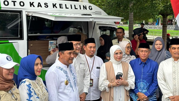 Penukaran uang baru yang berlangsung di Lapangan Merdeka, Watampone, Bone.
