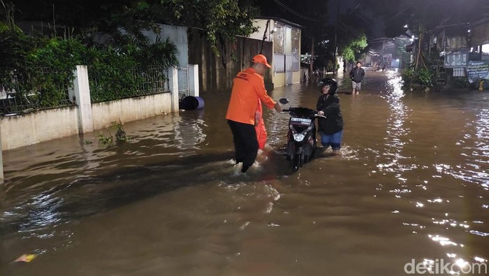 Luapan Air Kali Sebabkan Perumahan di Pondok Karya Jaksel Tenggelam