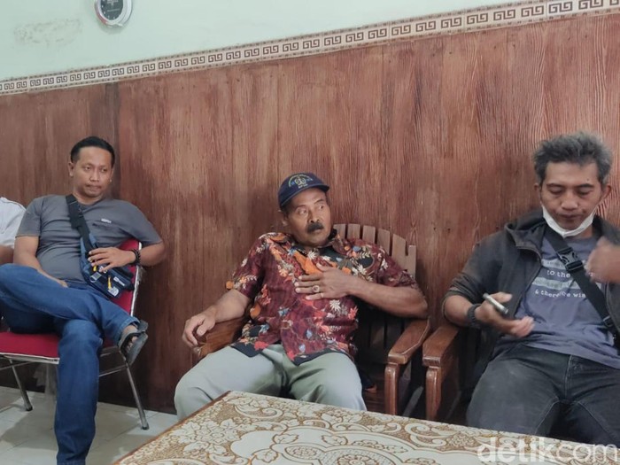Perwakilan warga Desa Ngalas, Klaten datangi kantor desa setempat, Rabu (3/4/2024).