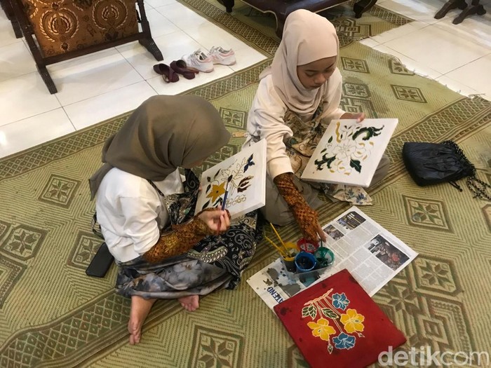 Peserta kelas membatik di Batik Gunawan Setiawan, Kampung Batik Kauman Kota Solo, Rabu (3/4/2024).