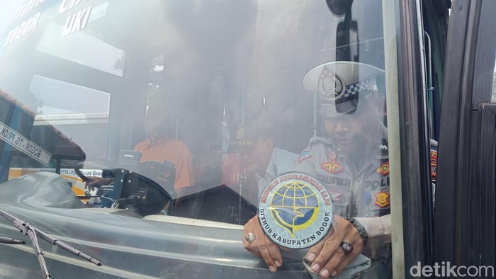Petugas Dinas Perhubungan (Dishub) mengecek kelaikan bus di wilayah Kabupaten Bogor, Jawa Barat. (Rizky/detikcom).