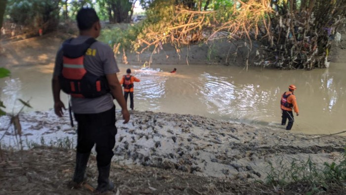 Petugas melakukan pencarian bocah yang hilang diduga hanyut di Sungai Glugu, Grobogan, Rabu (3/4/2024).