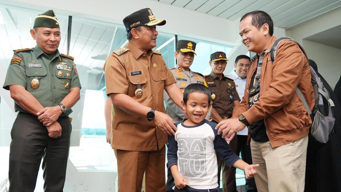 Pj Gubernur Sulsel Bahtiar Baharuddin saat menyapa masyarakat usai melaunching rute penerbangan Makassar-Banjarmasin.
