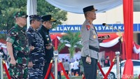 Kapolda Jatim Irjen Imam Sugianto saat memimpin Apel Ops Ketupat Semeru 2024 di halaman Polda Jatim.