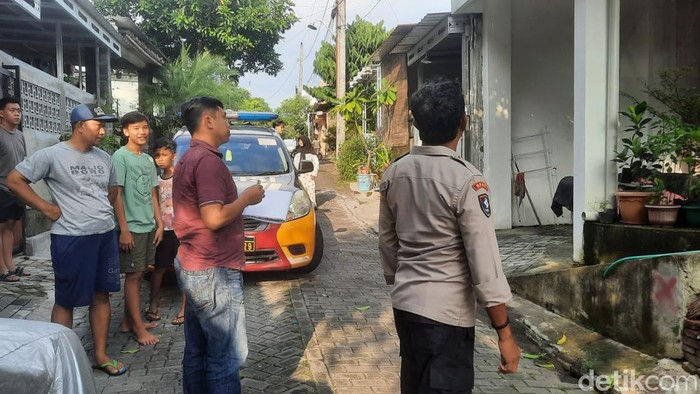 Polisi cek lokasi 2 pekerja yang kesetrum di Bantul, Rabu (3/4/2024).